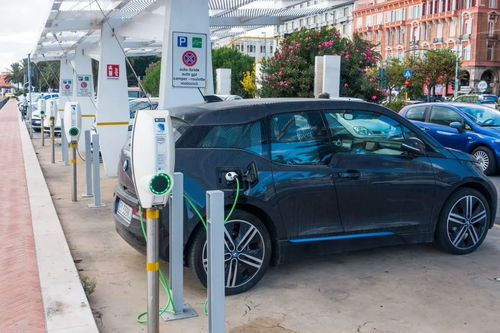 馮屹視角 新能源汽車與充電基礎(chǔ)設(shè)施協(xié)同發(fā)展的立與破——聚焦充電設(shè)備研發(fā)的關(guān)鍵角色